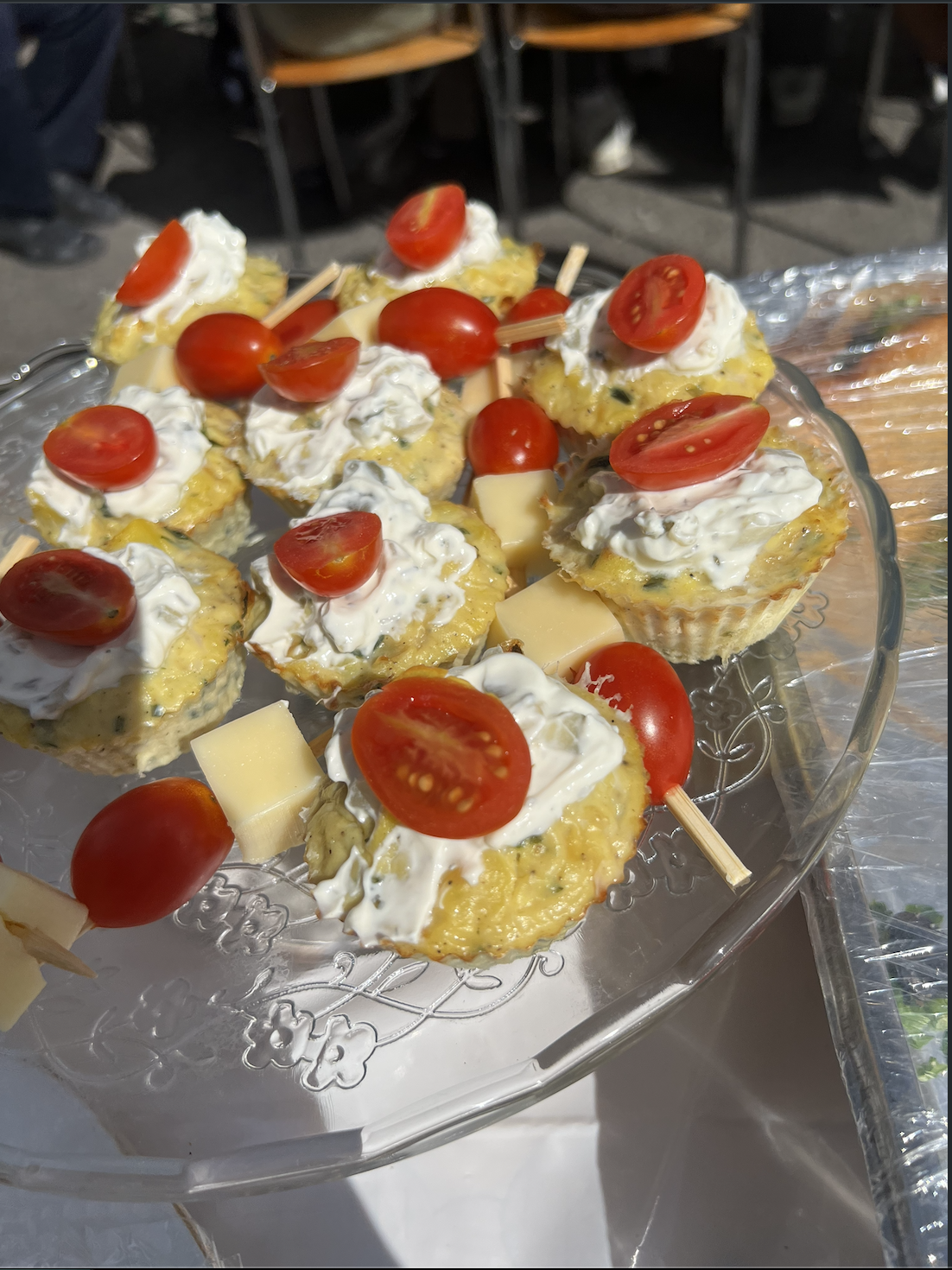 Herzhafte Häppchen mit Frischkäse, Cherrytomaten und Käse am Spiess