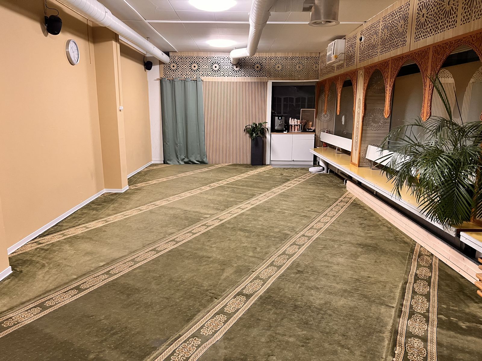 Der helle Nebenraum der Moschee.